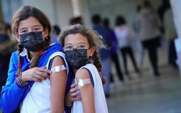 Dos niñas tras haber recibido la vacuna en Santiago. Foto de ÁLVARO BALLESTEROS / EP